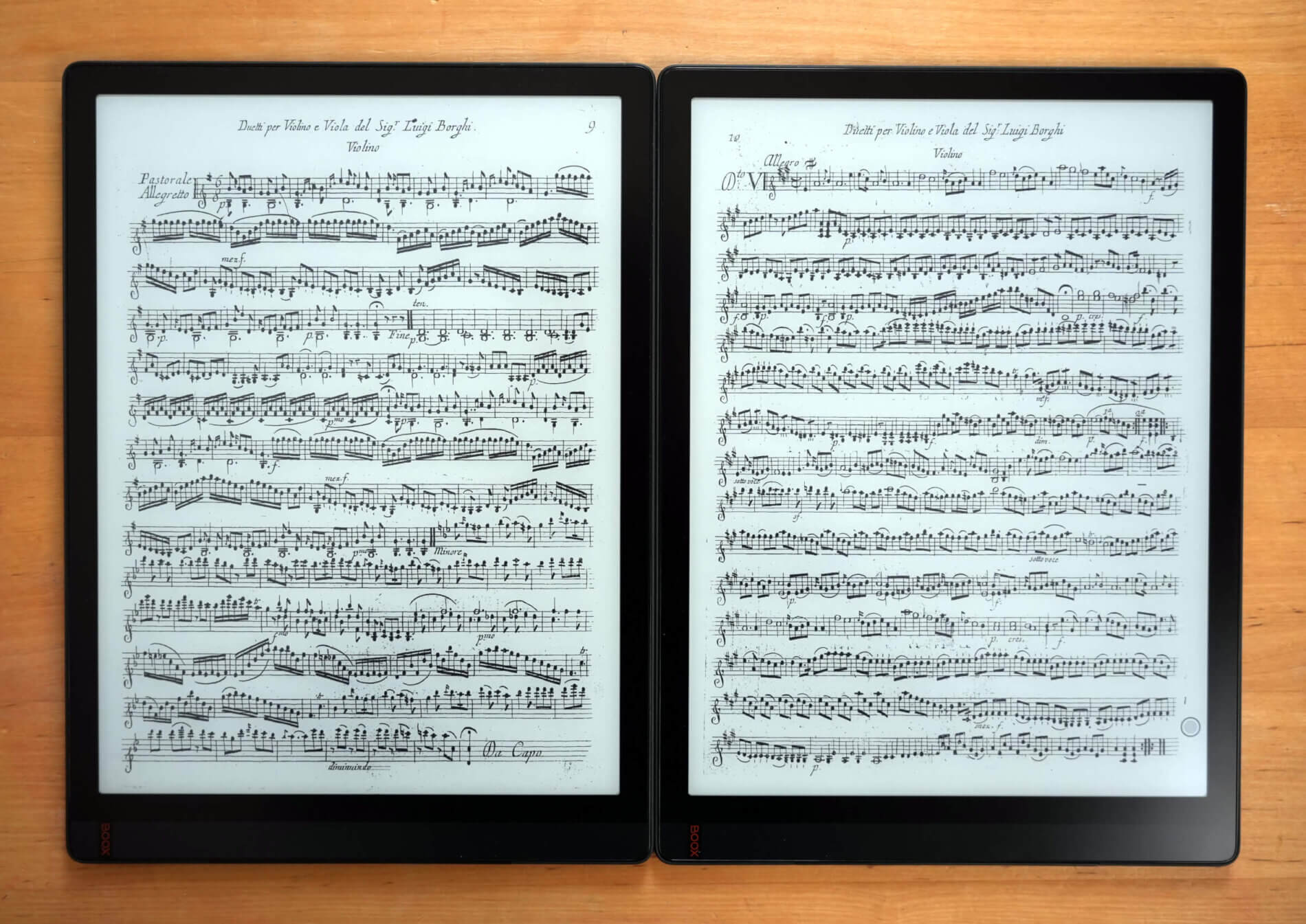 Les liseuses PadMu 4 et Onyx Boox Tab X en mode double tablettes, deux pages de la même partition de musique côte-à-côte.