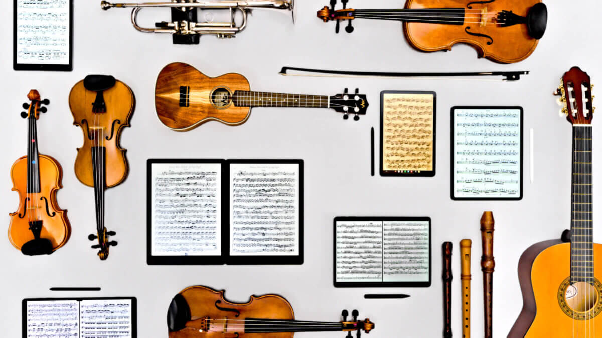 Tablettes avec partitions de musique, liseuses, violons, trompette, guitarre, ukulele