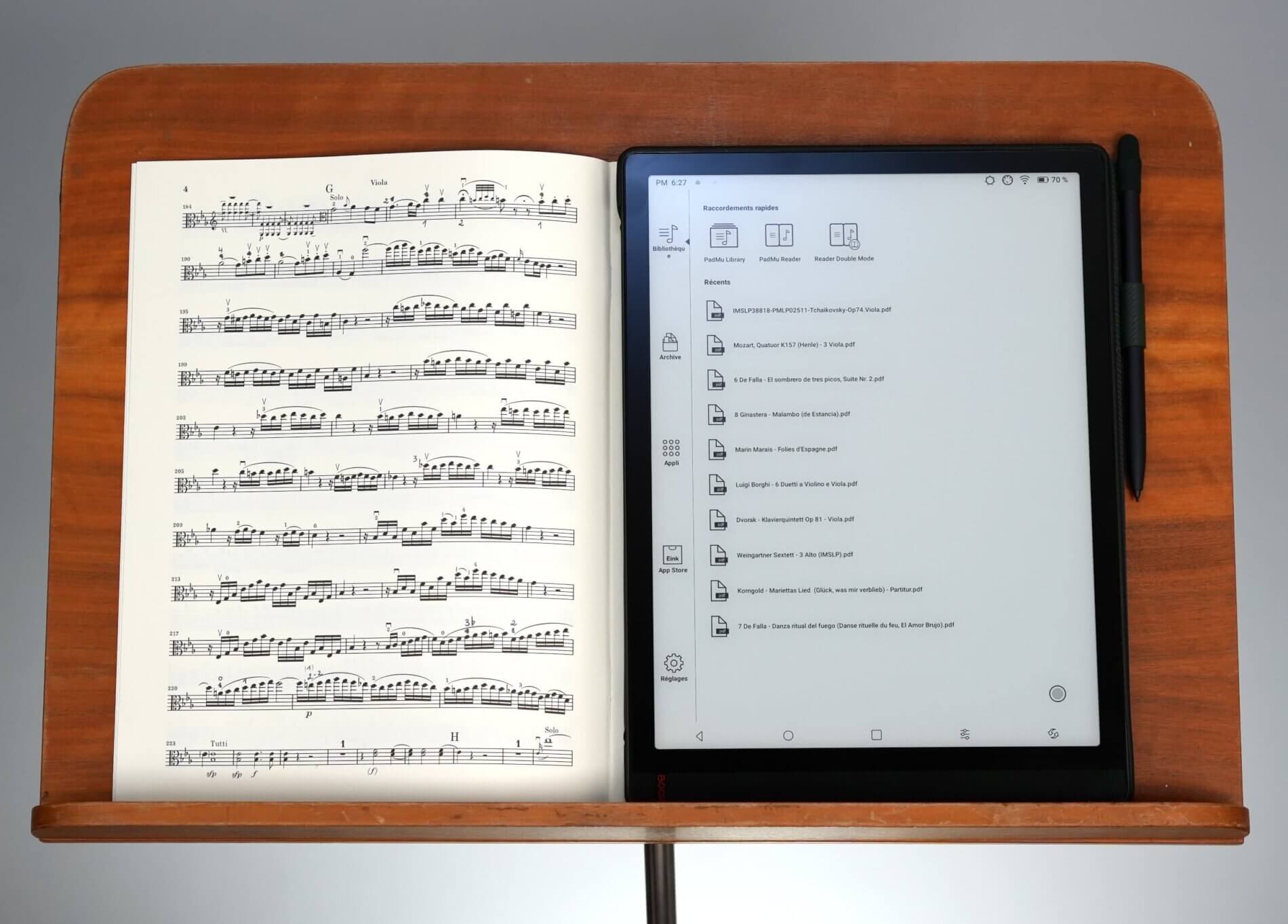 Test de la liseuse pour musiciens PadMu 4, sur un pupitre avec partition de musique