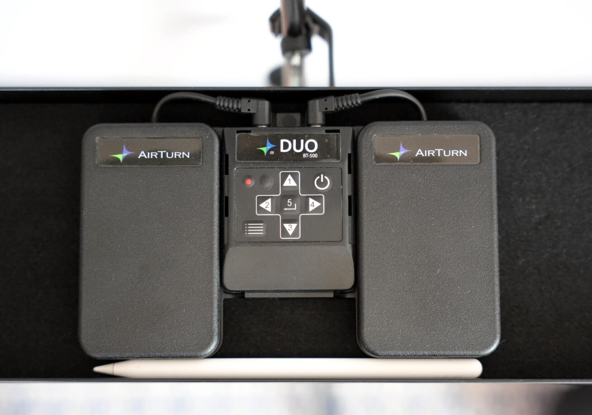 Pédale de tourne bluetooth - L'AirTurn Duo sur une tablette (tray) pour accessoires pour pupitre