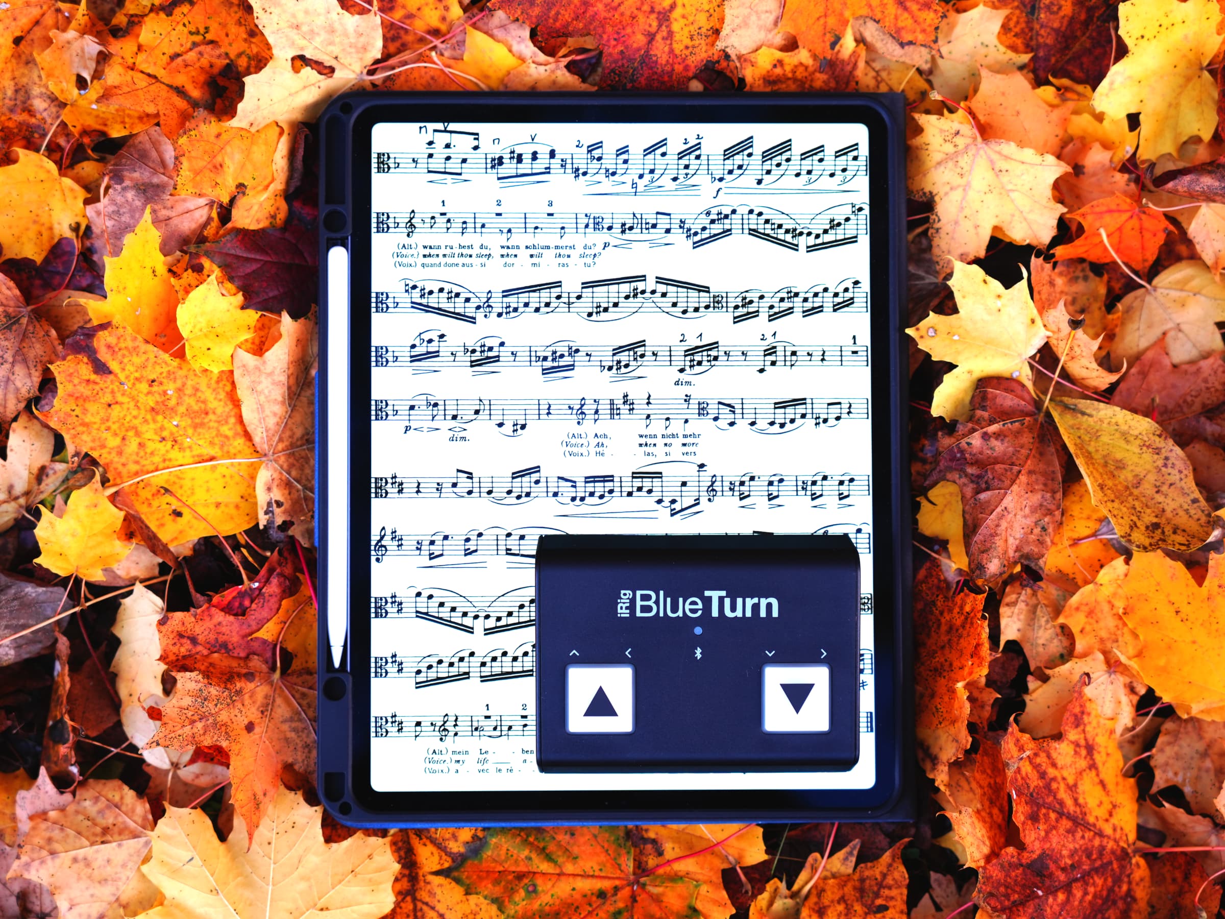 Apple iPad avec partitions de musique, stylet et pédale pour tourner les pages (iRig BlueTurn)