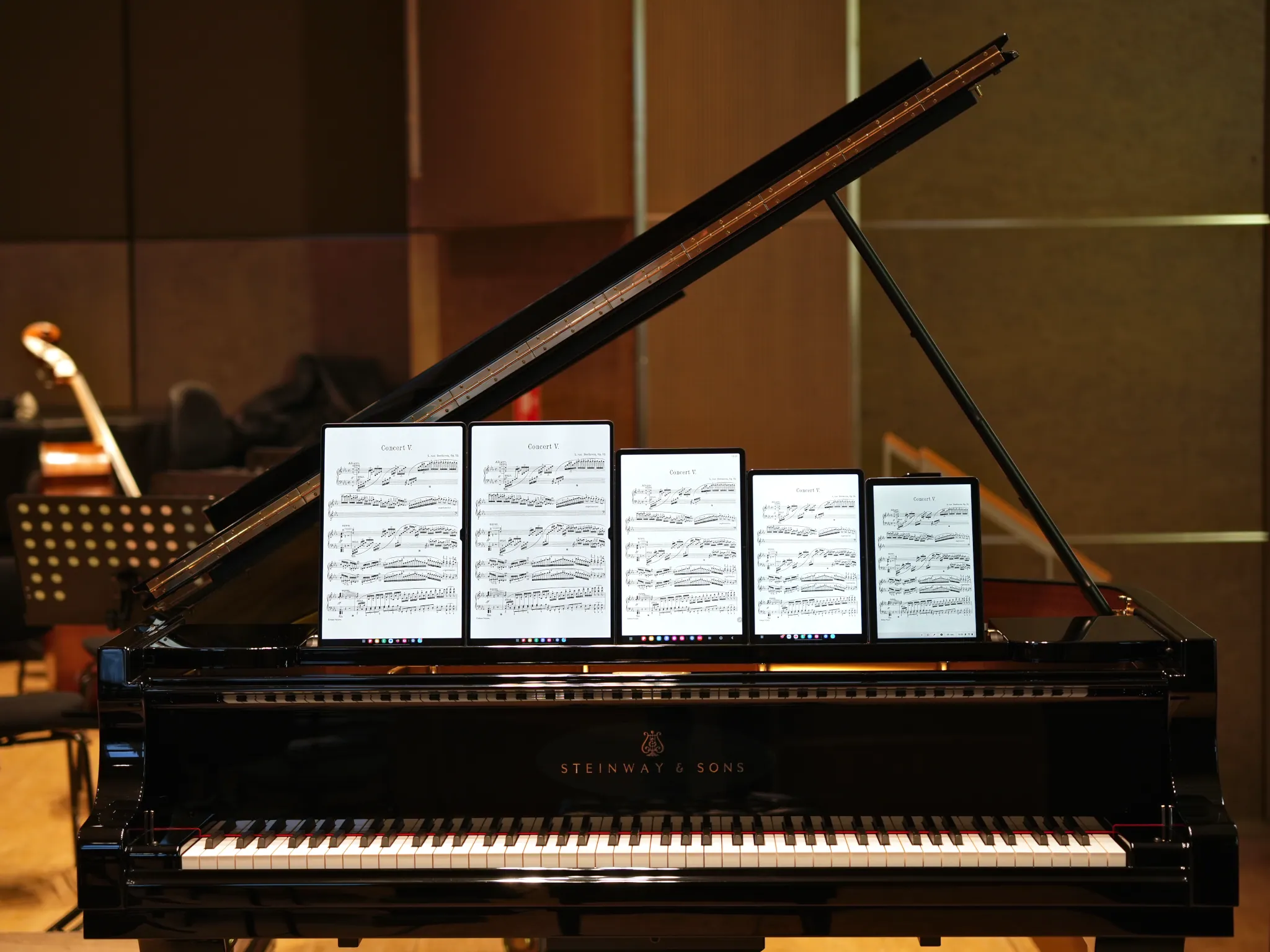 Tablettes pour musiciens : tablettes avec partitions de piano sur un piano à queue Steinway