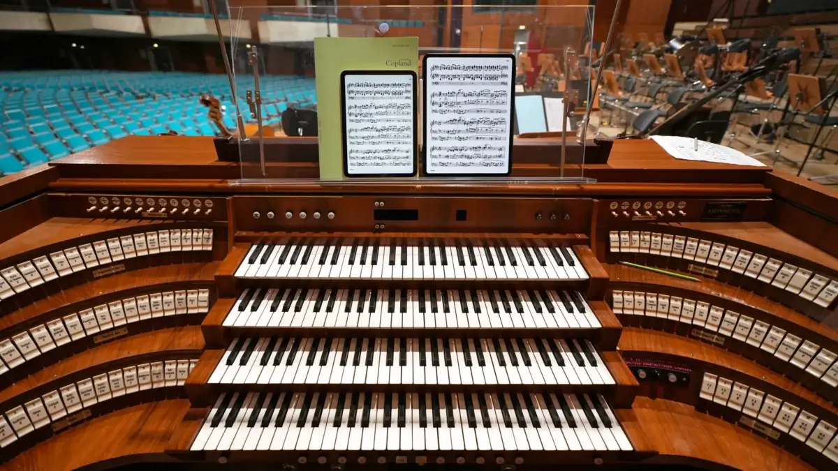 Les meilleurs iPad pour partitions - Deux iPads sur un orgue