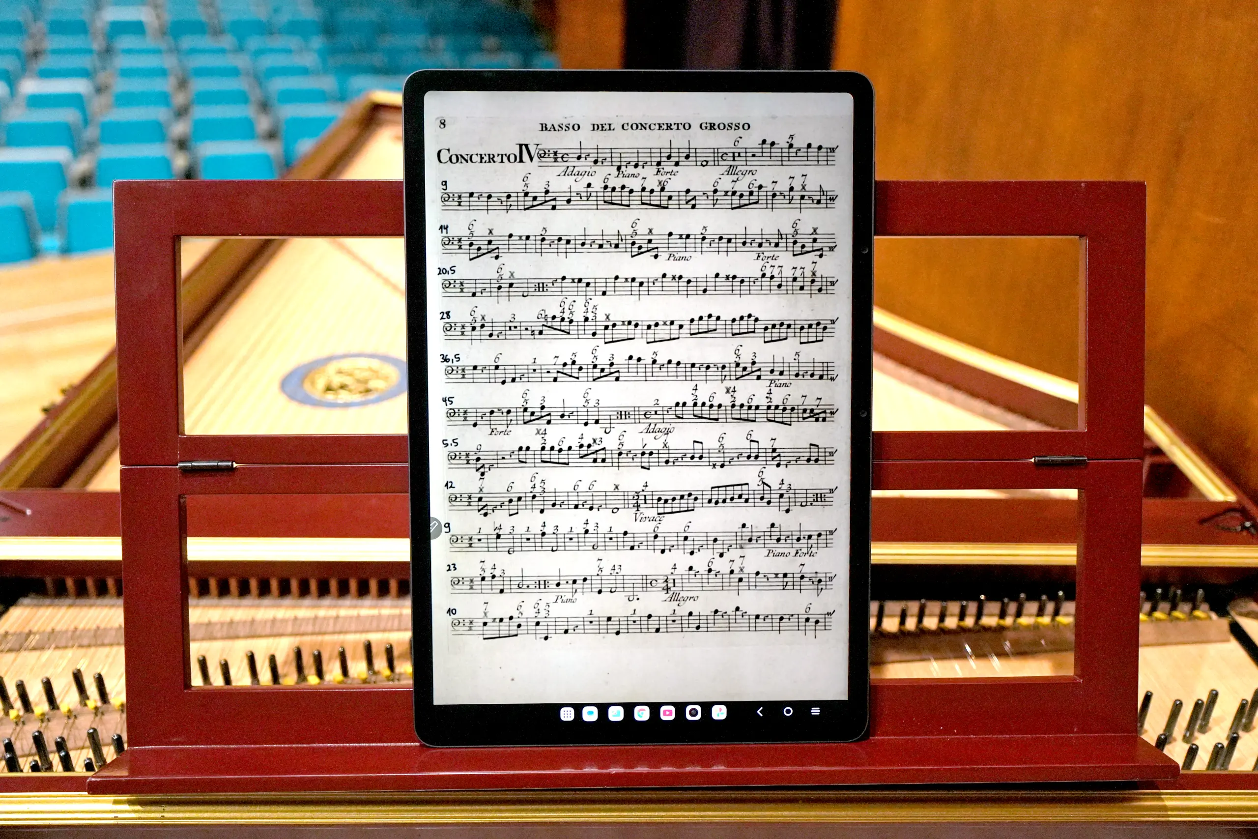 Tablette TCL NxtPaper 14 affichant une partition de musique sur un clavecin